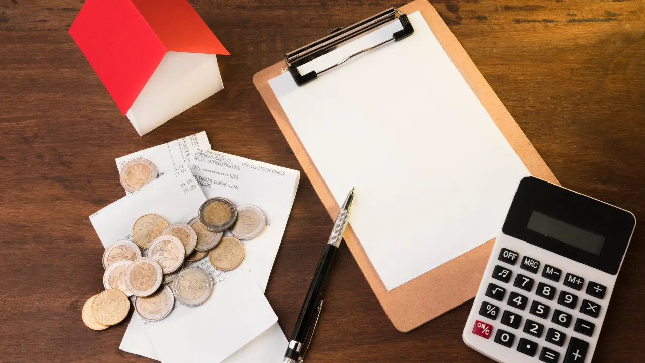 Українці масово не сплачують комуналку: боргів стає рекордно багато — хто у зоні ризику і що далі 