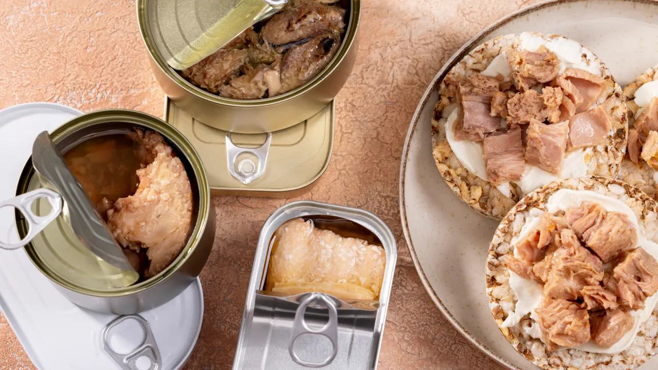 Не купуйте їх: назвали 3 найгірші консерви на полицях українських магазинів 