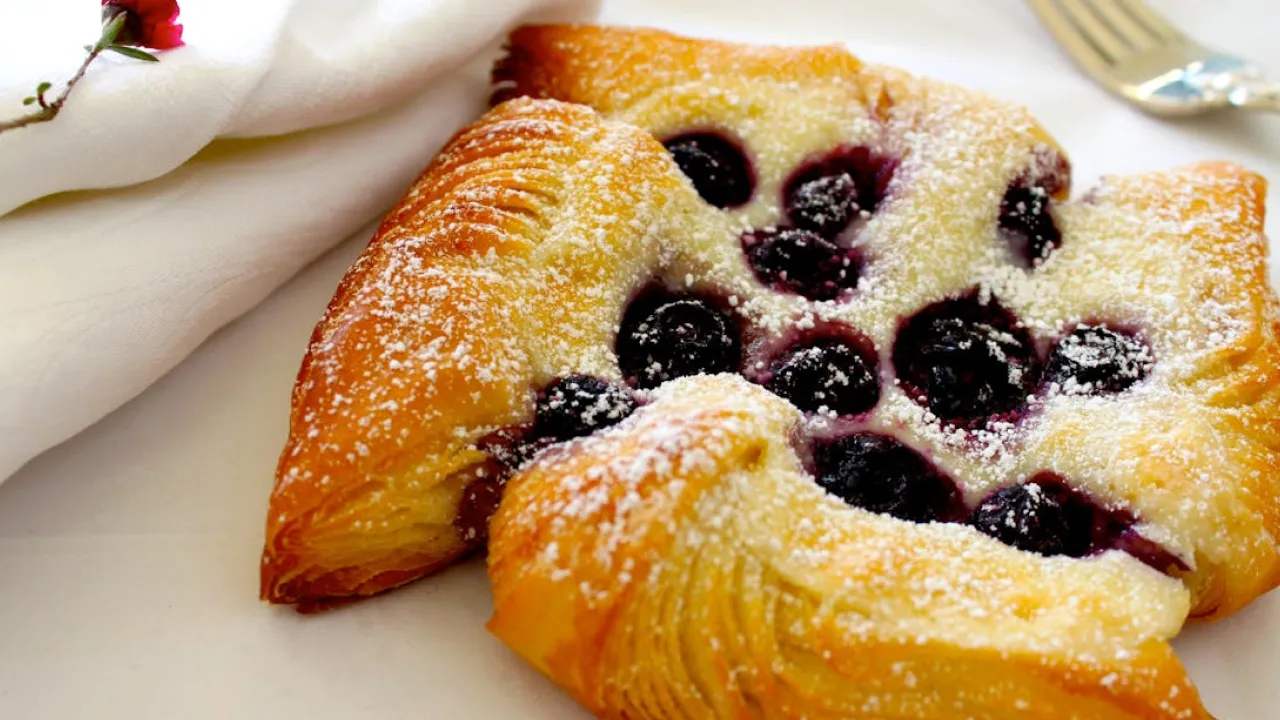 Цей сливовий пиріг тане в роті: 2 прості рецепти  