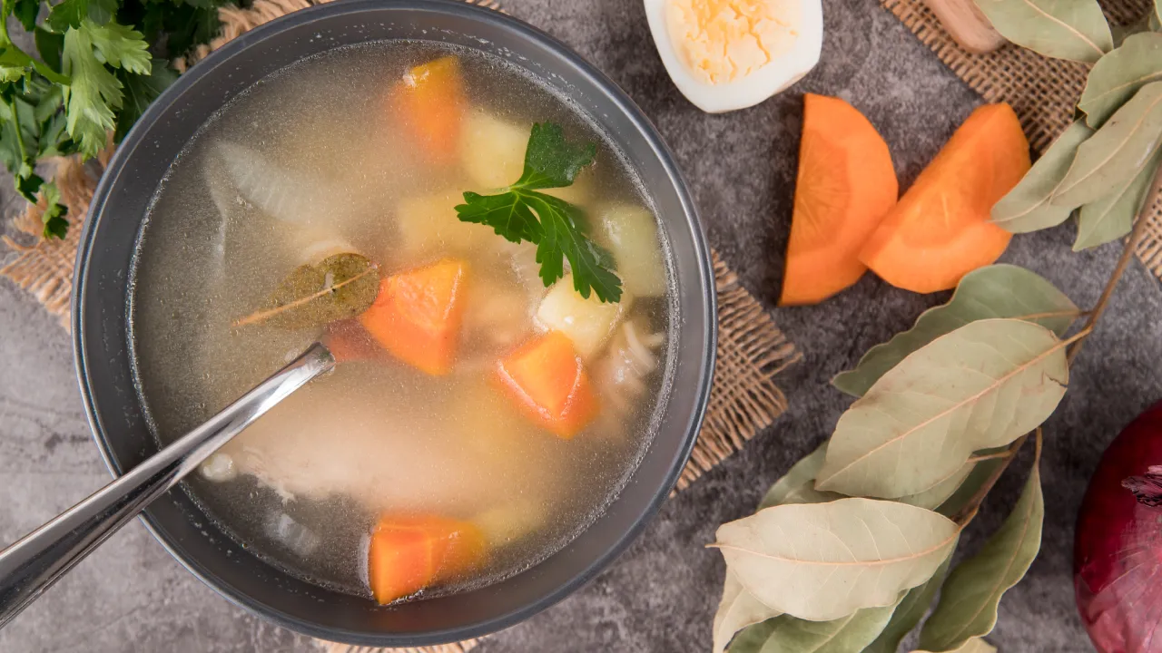 Чому важливо знімати піну під час варіння бульйону: поради для смачного супу 