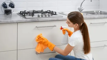 Як легко відмити липкий жир на кухні: простий народний метод - фото