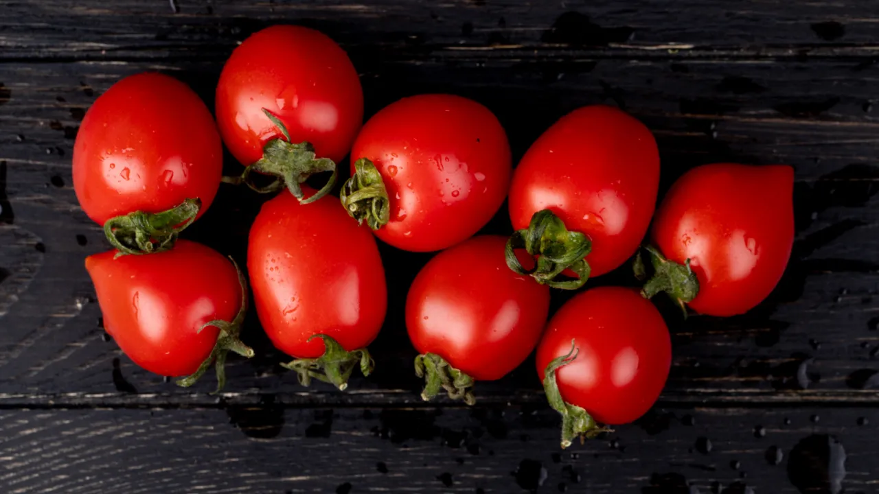 Засипні помідори: секретна закуска, яка смакує краще за класичні соління 