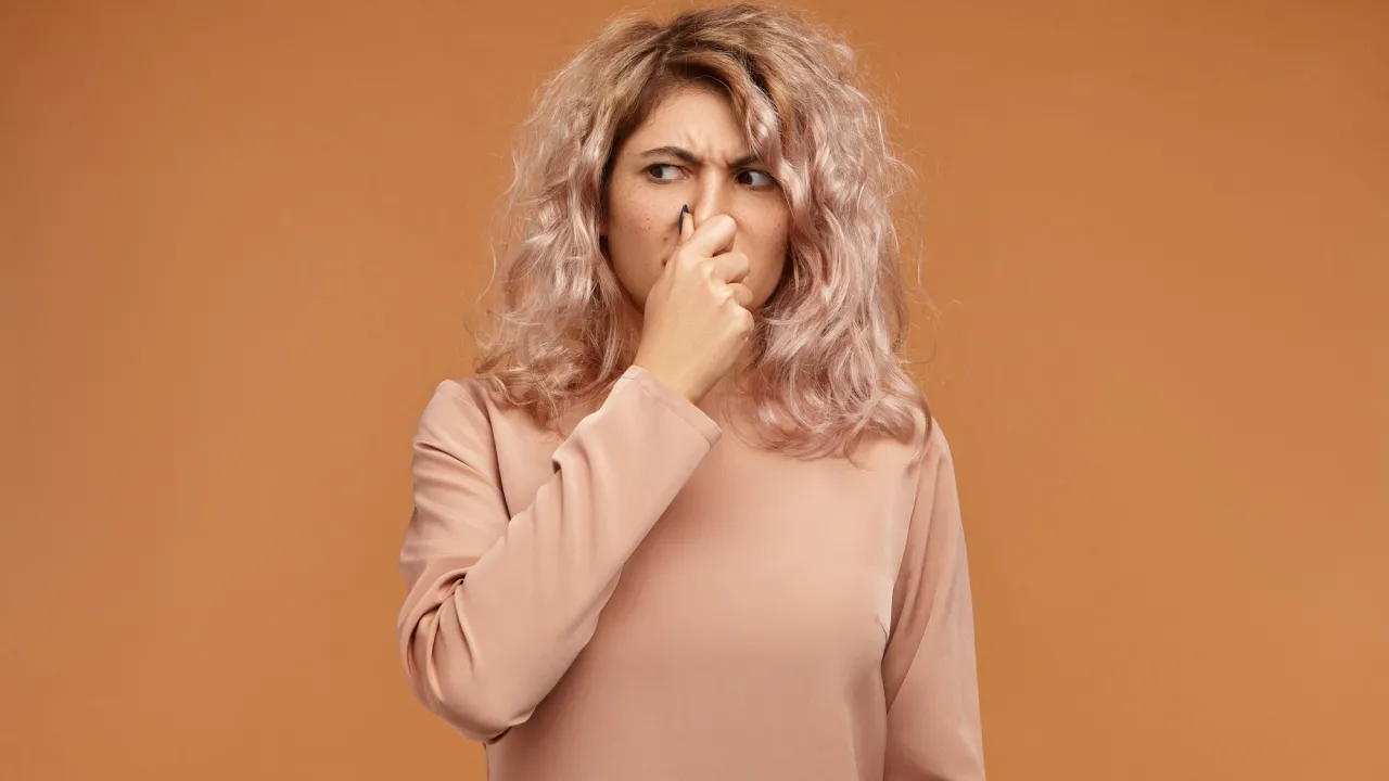 Як позбутися неприємного запаху з одягу за 5 простих кроків 