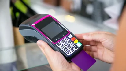 Стосується тих, хто розраховується терміналом: з 1 листопада будуть зміни - фото