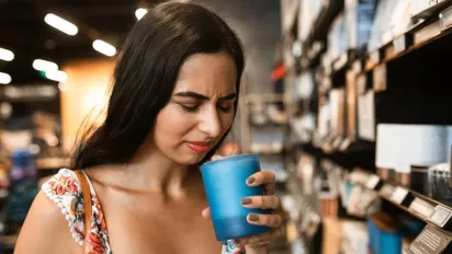 Як швидко позбутися неприємного запаху з речей: 5 перевірених способів - фото