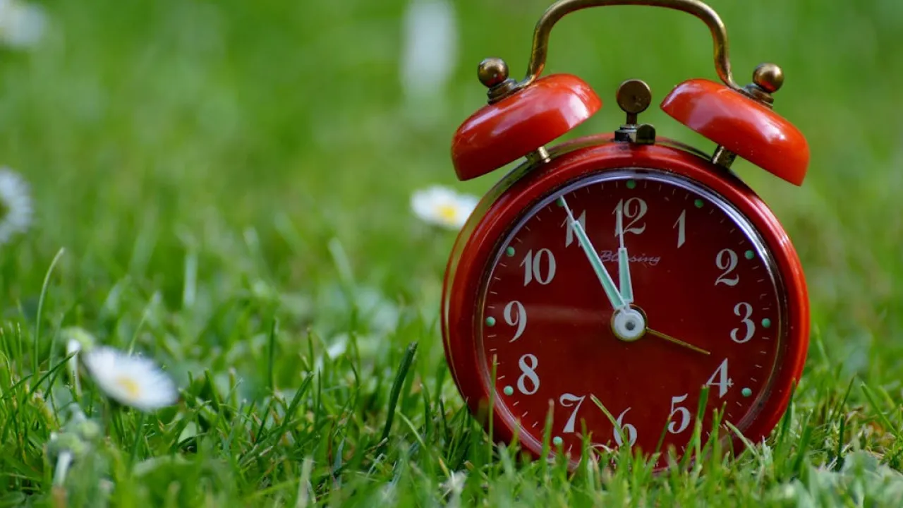 Переведення годинника на зимовий час: як це впливає на організм і як легше адаптуватися 