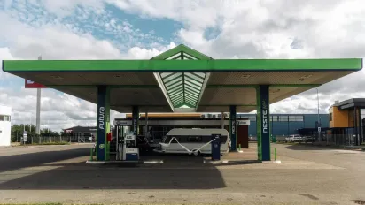 Нові мінімальні зарплати: продавців алкоголю та працівників АЗС чекають зміни - фото