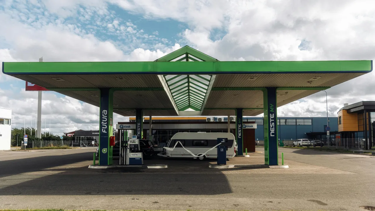 Нові мінімальні зарплати: продавців алкоголю та працівників АЗС чекають зміни 