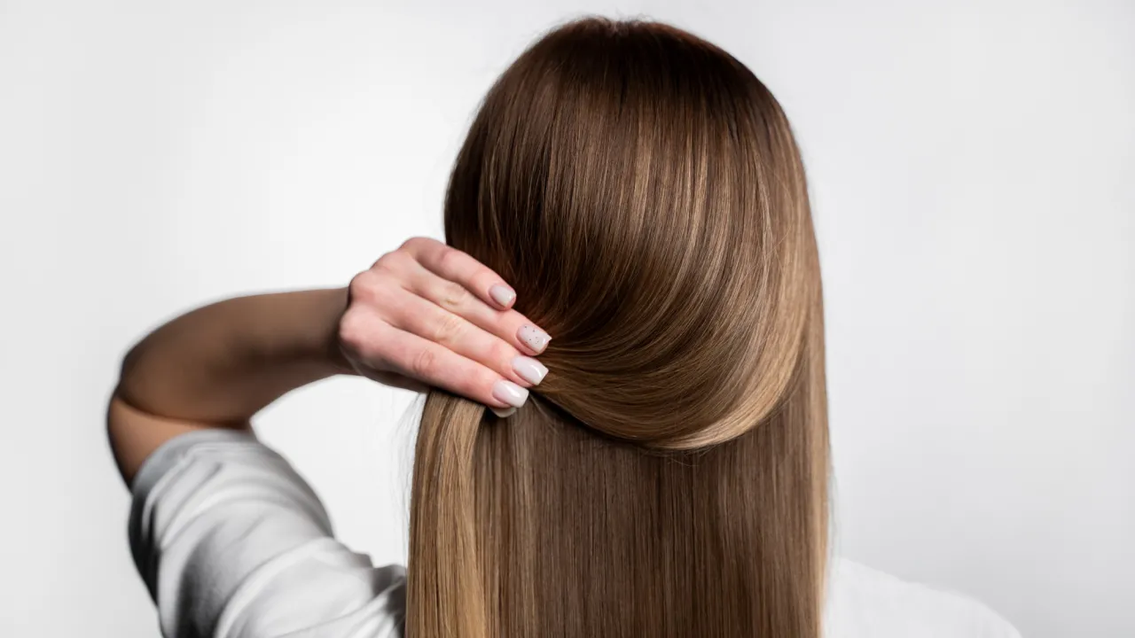 Чому треба розчісувати волосся перед сном і категорично не можна викидати нігті у смітник: народні прикмети 