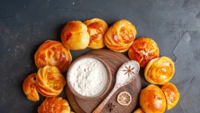 Чим змастити тісто перед випіканням, якщо яєць немає - фото