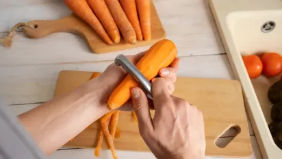 Як швидко очистити моркву без ножа та овочечистки: прості способи - фото