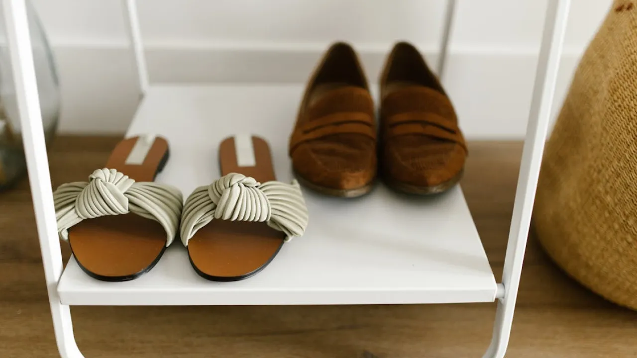 Чому не варто зберігати взуття в спальні: поради зберігання 