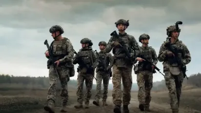 Виїзд 18–22-річних за кордон: чи загрожує це мобілізації - фото