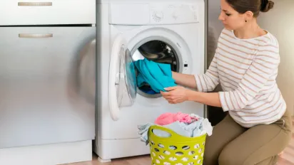 5 простих звичок для прання, які зменшать ваші рахунки цієї осені - фото
