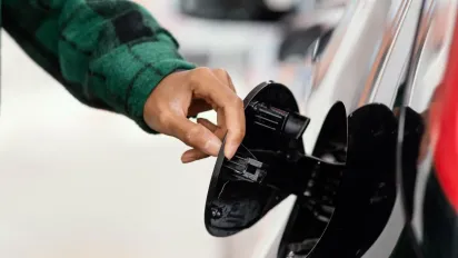 Чому не варто заправляти автомобіль «до повного»: ризики для гаманця та безпеки - фото