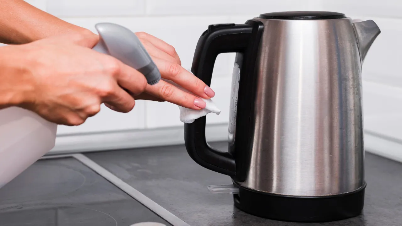 Як запобігти накипу в чайнику: простий, але дієвий лайфхак, про який знають не всі 