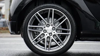 Українцям погрожує штраф за літню гуму взимку: які терміни - фото