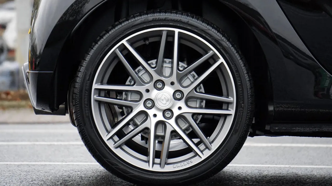 Українцям погрожує штраф за літню гуму взимку: які терміни 