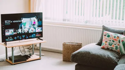 Які пристрої "мотають" світло 24/7 — що варто вимикати з розетки  - фото