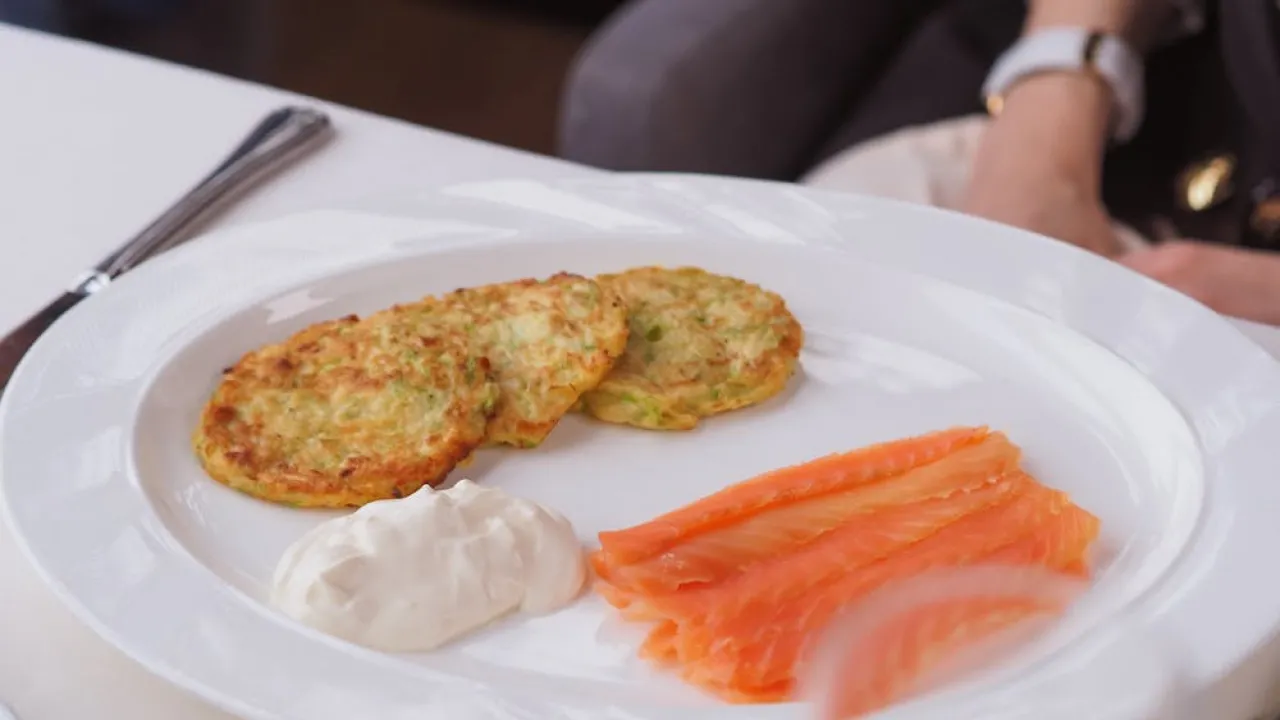 Оладки з кабачків за 20 хвилин: бюджетний і смачний варіант для всієї родини 