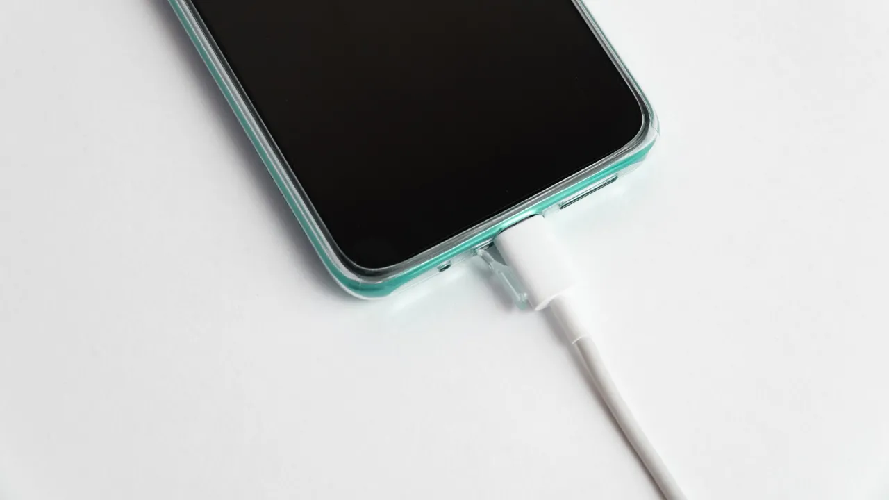 Найпопулярніший додаток, який “з’їдає” батарею iPhone: поради як зберегти заряд 