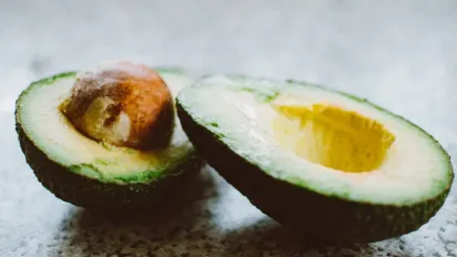 Чому авокадо швидко стає темним і чи безпечно його вживати в їжу? - фото