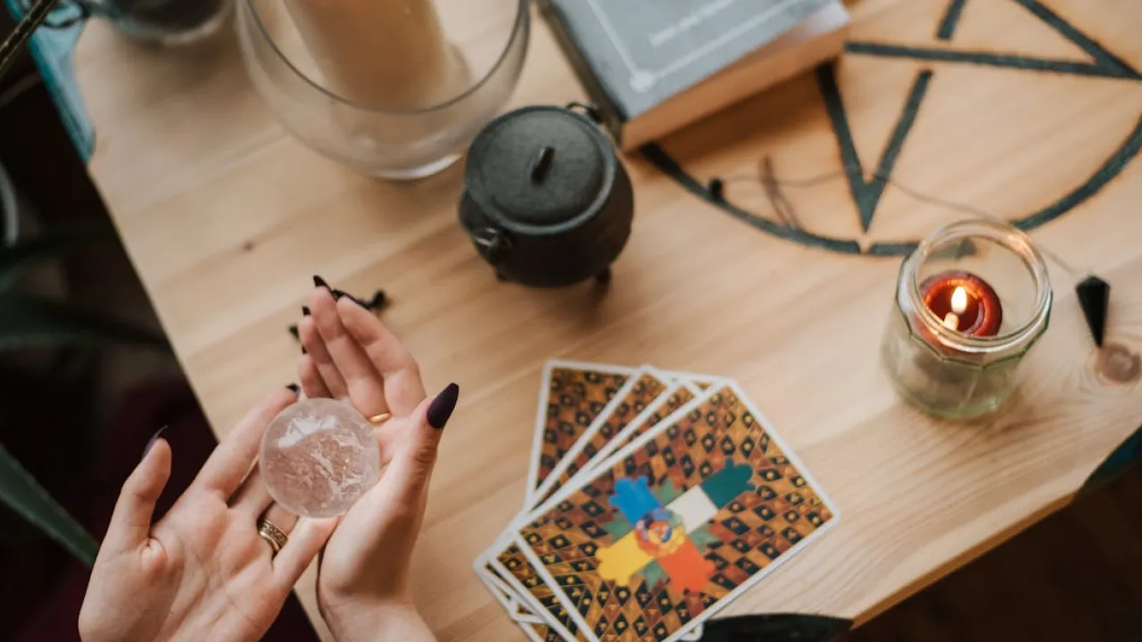 Гороскоп на 8 жовтня 2025 року за картами Таро для всіх знаків Зодіаку 