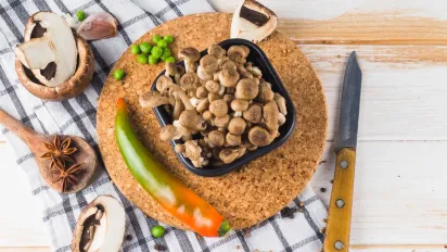 Гриби з соусом "Сацебелі": ароматна домашня закрутка на зиму - фото