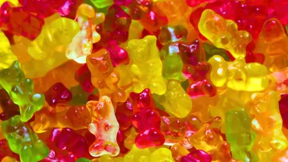 Британець потрапив до лікарні після того, як за три дні з’їв 3 кг желейних цукерок - фото