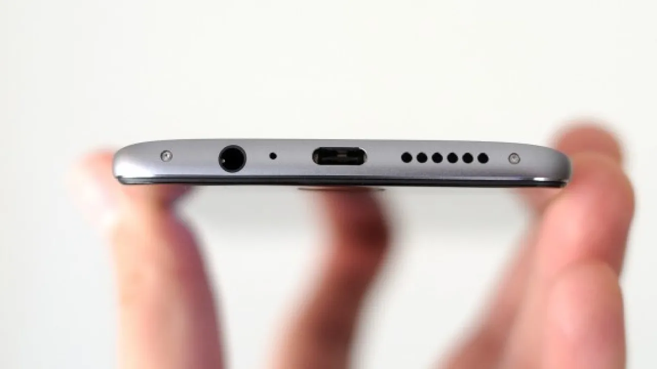 Маленький отвір біля зарядного порту смартфона: чому його важливо чистити 