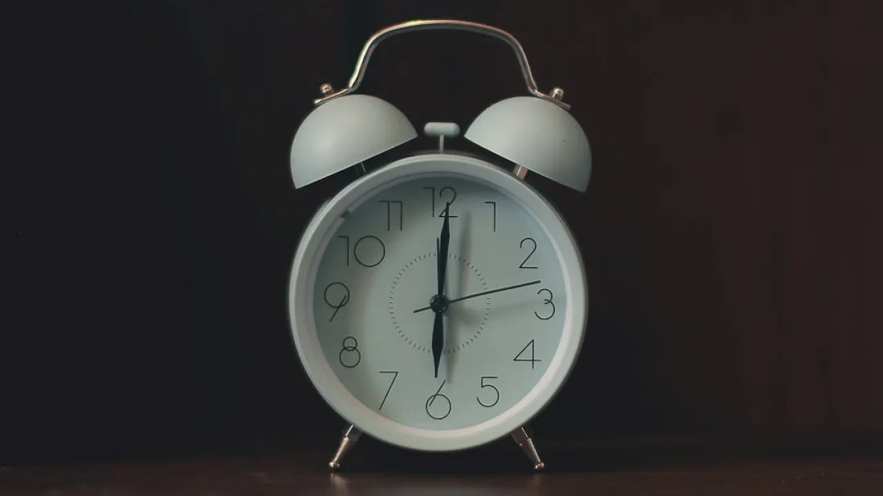 Коли переводять годинники на зимовий час в Україні у 2025 році? 