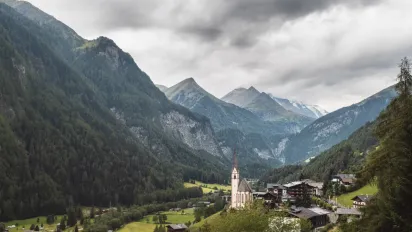 Одна з найбезпечніших країн Європи заявила про можливу депортацію значної частини українців - фото