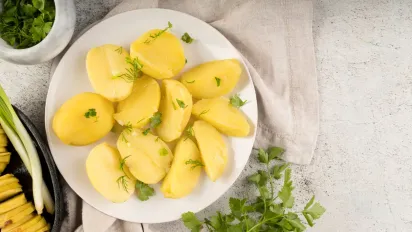 Додайте один інгредієнт у воду: секретні добавки для найсмачнішої вареної картоплі - фото