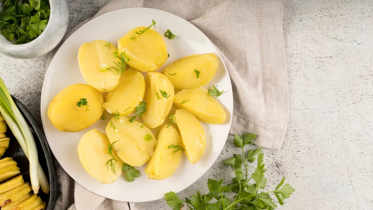 Додайте один інгредієнт у воду: секретні добавки для найсмачнішої вареної картоплі 