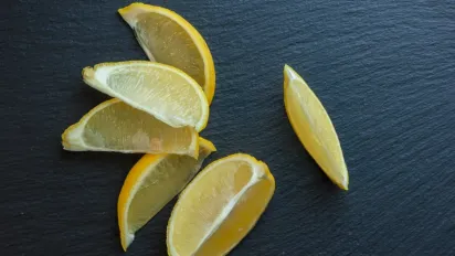 Навіщо досвідчені водії перед поїздкою зʼїдають шматочок лимона - фото