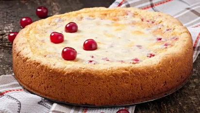 Чому осідає бісквіт: одна помилка, яку роблять майже всі господині - фото