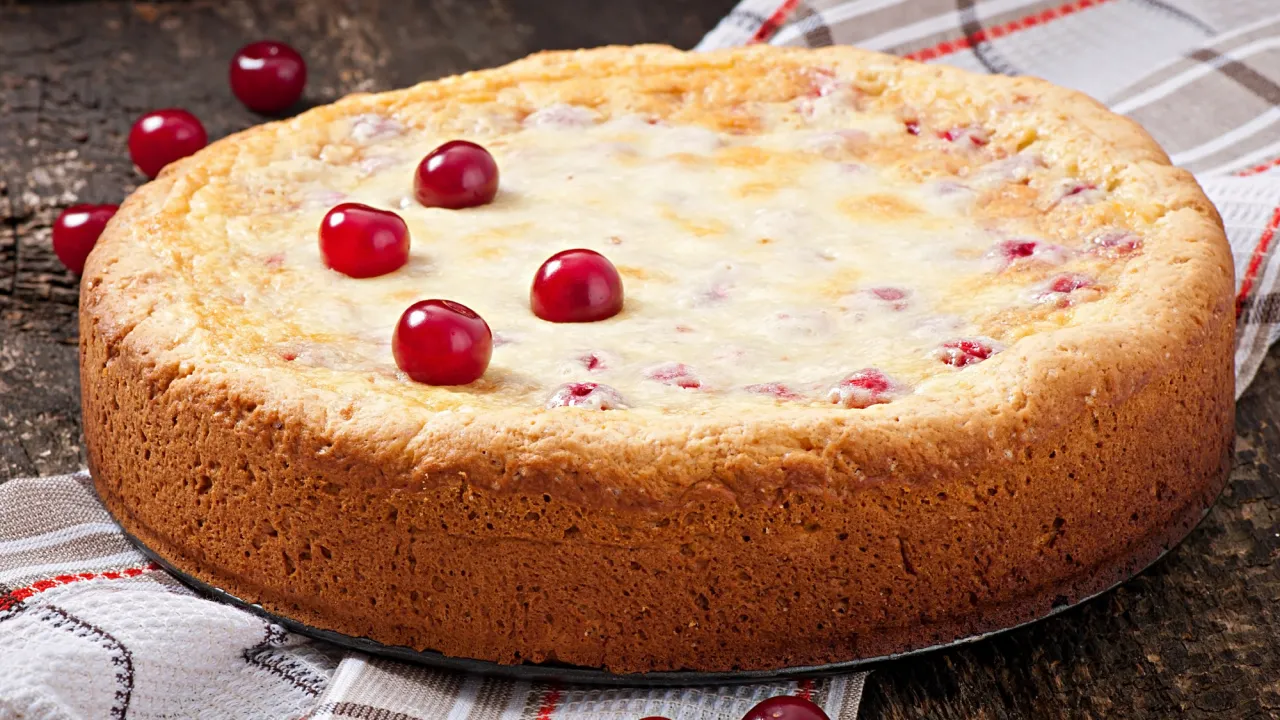 Чому осідає бісквіт: одна помилка, яку роблять майже всі господині 