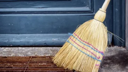 Що робити з віником, щоб у домі водилися гроші та удача: народні прикмети - фото