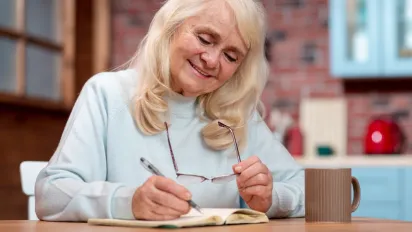 Українцям за кордоном нагадали: без цього до кінця року пенсії можуть зупинити - фото