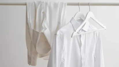 Чому не можна прати плями поту гарячою водою: поради для збереження білого одягу - фото