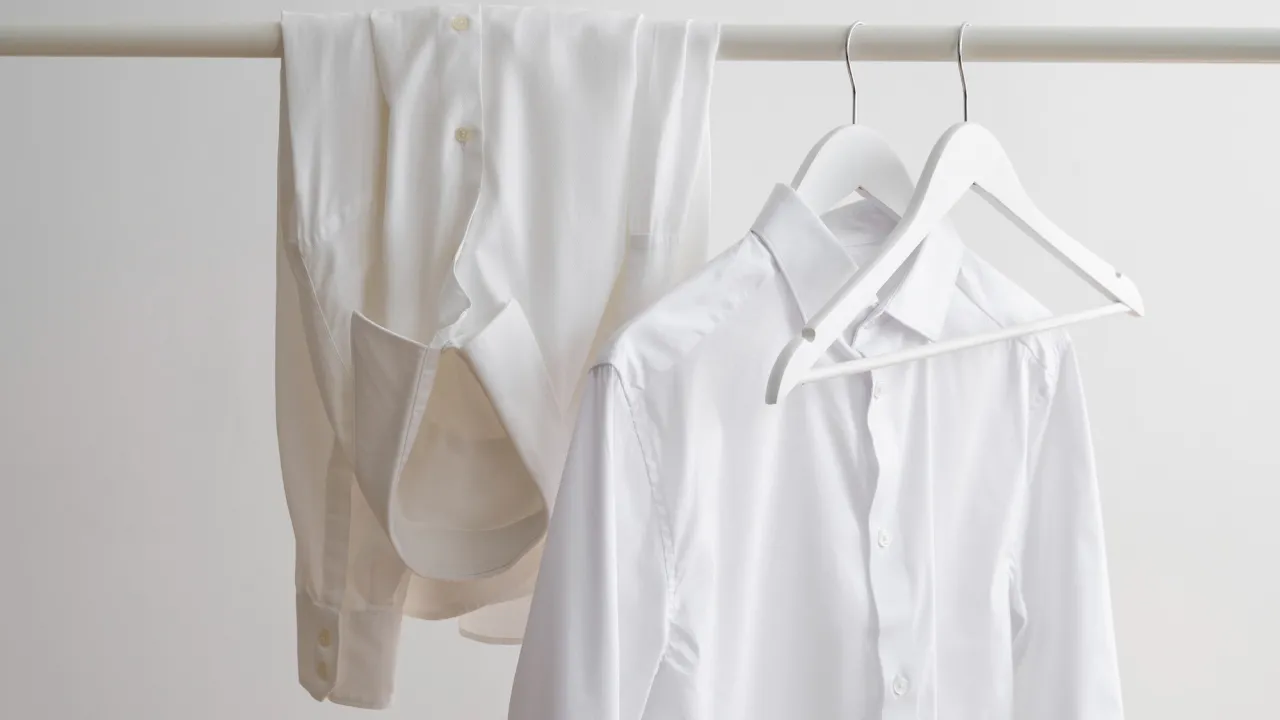 Чому не можна прати плями поту гарячою водою: поради для збереження білого одягу 