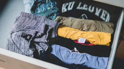 4 місця в домі, куди не можна класти одяг: народні прикмети, що застерігають від бідності та негараздів - фото