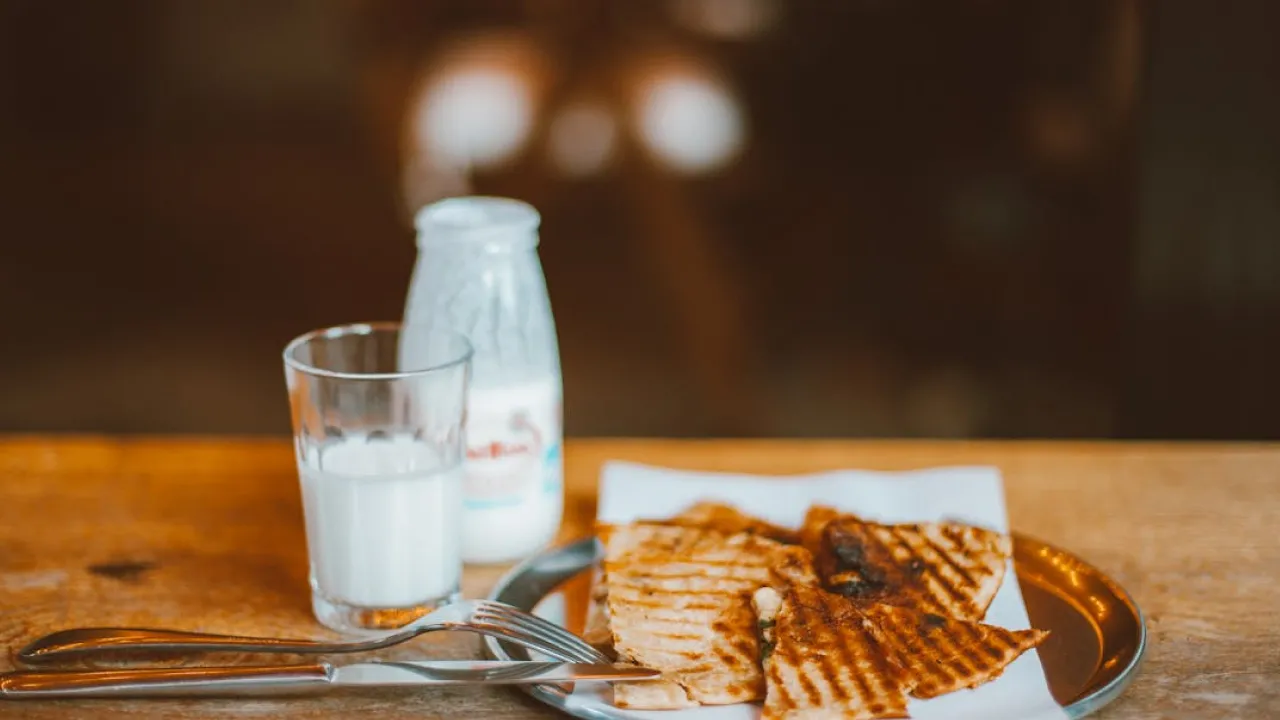 У цих продуктах кальцію більше, ніж у склянці молока: повний список 