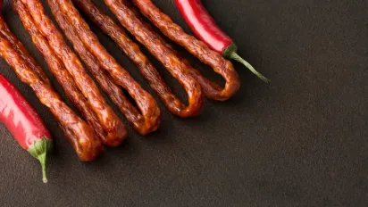 Як приготувати домашні кабаноси: простий рецепт тонких і ароматних курячих ковбасок - фото