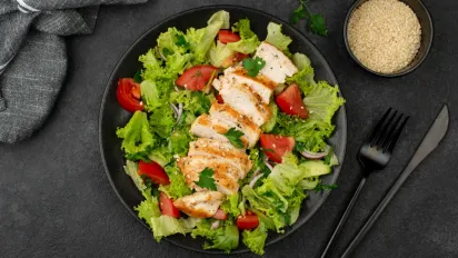 Легкий і свіжий: як приготувати швидкий салат з трьох інгредієнтів - фото