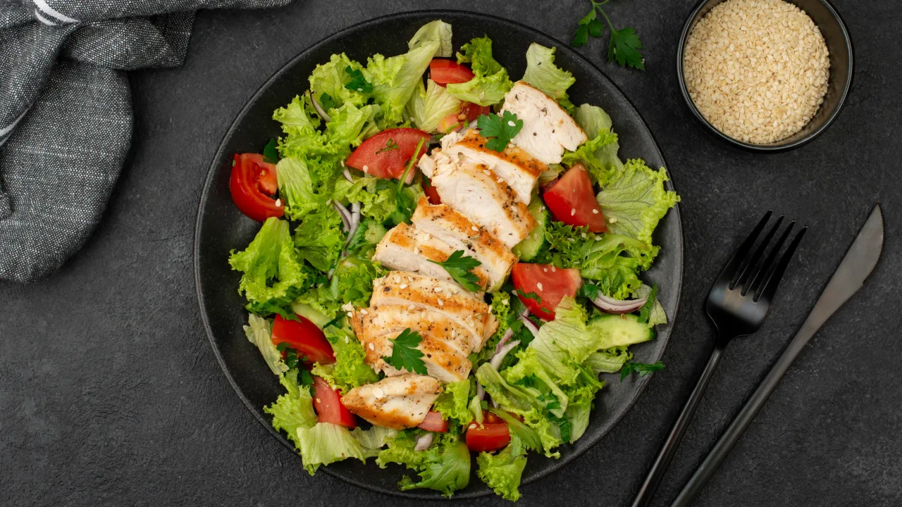 Легкий і свіжий: як приготувати швидкий салат з трьох інгредієнтів 