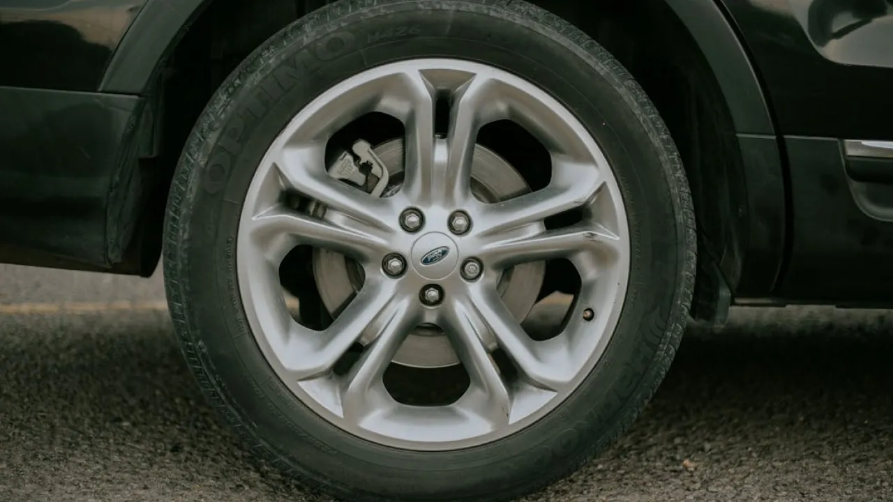 Водіїв попередили про штрафи 8500: Коли міняти гуму на зимову? 