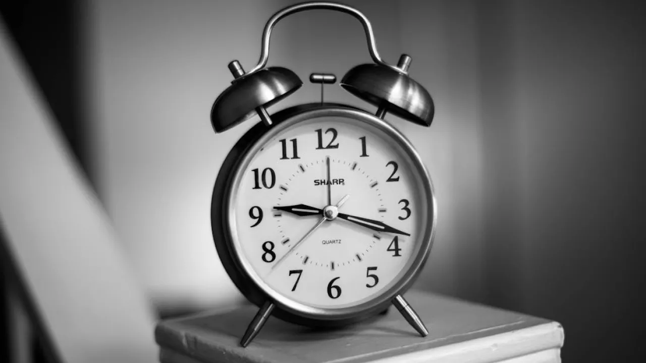 Перехід на зимовий час 2025: коли переводитимуть годинники в Україні 