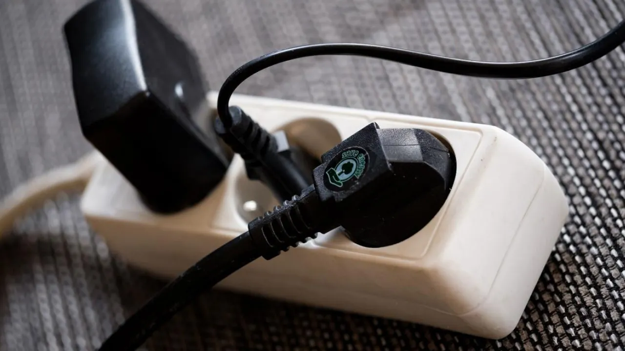 Електрики назвали 8 приладів, які небезпечно підключати до подовжувача 