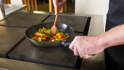 Їжа більше не буде прилипати до сковороди: 3 лайфхаки для кухні - фото